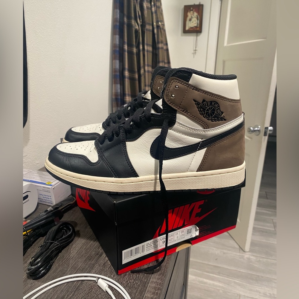 Jordan 1 Mocha Size 9 Men (Used)